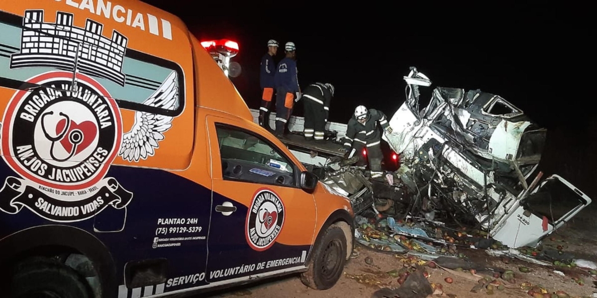 Un'ambulanza, operatori di soccorso e i resti di un veicolo