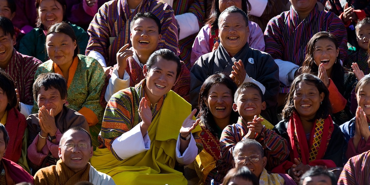 Il re del Bhutan, Jigme Khesar Namgyel Wangchuck, in giallo, in mezzo ad alcuni cittadini durante una delle celebrazioni in occasione della sua incoronazione allo stadio ChangLimiThang, 8 novembre 2008, Thimphu, Bhutan