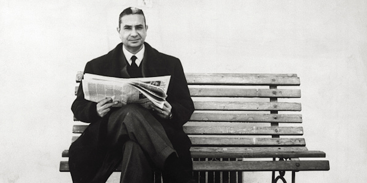 Aldo Moro legge i giornali su una panchina di Cortina, nel dicembre 1962 (Sergio Del Grande/Mondadori via Getty Images)