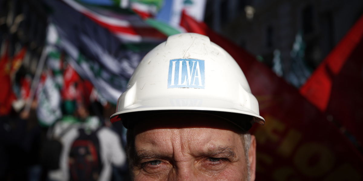 Foto di un operaio durante la manifestazione dei dipendenti dell'ex ILVA a Roma, nel 2019