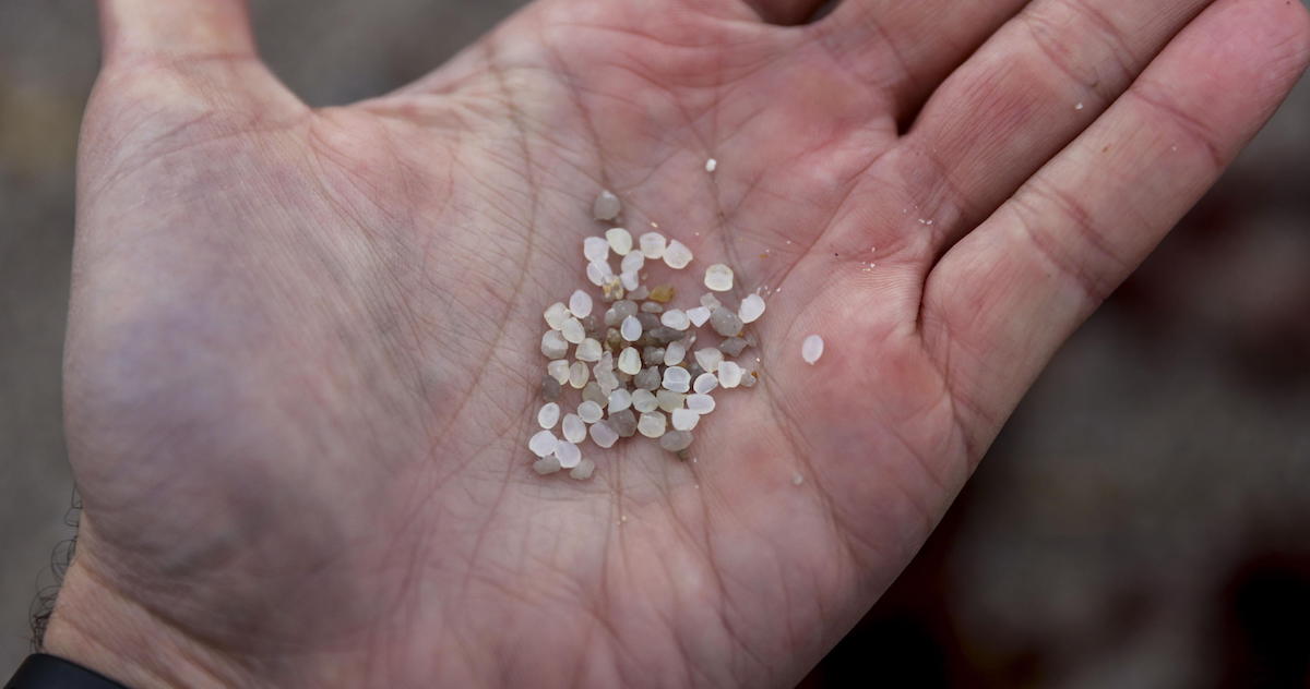 Sulle spiagge della Galizia sono comparsi milioni di pallini di plastica