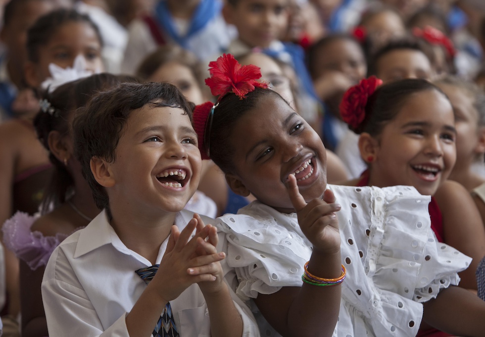 Un gruppo di bambini delle elementari ride durante una giornata di festa a scuola