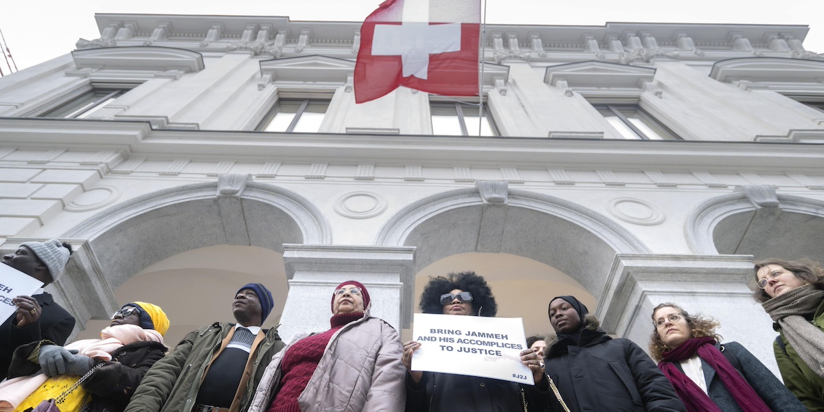 Alcune presunte vittime e i loro famigliari manifestano davanti al Tribunale penale federale svizzero prima dell'inizio del processo contro l'ex ministro degli Interni del Gambia Ousman Sonko a Bellinzona, Svizzera