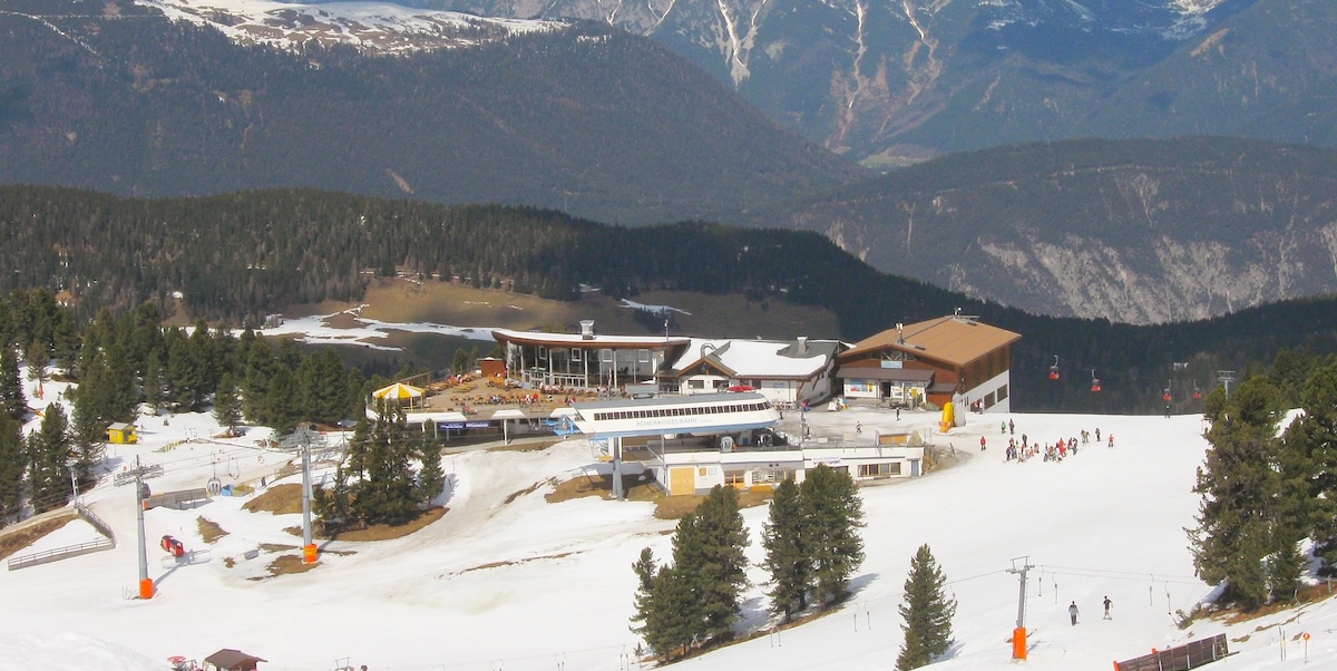 Quattro persone sono rimaste ferite dopo la caduta della cabina di una funivia a Hochoetz, in Austria