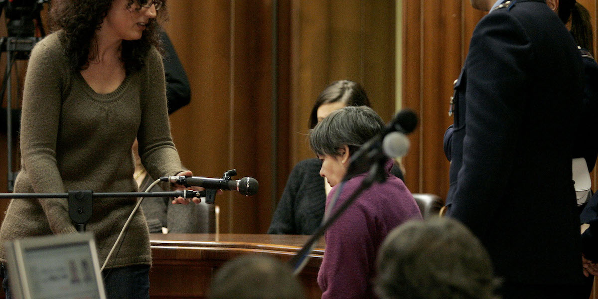 Foto di Rosa Bazzi nel 2008 che testimonia durante un'udienza