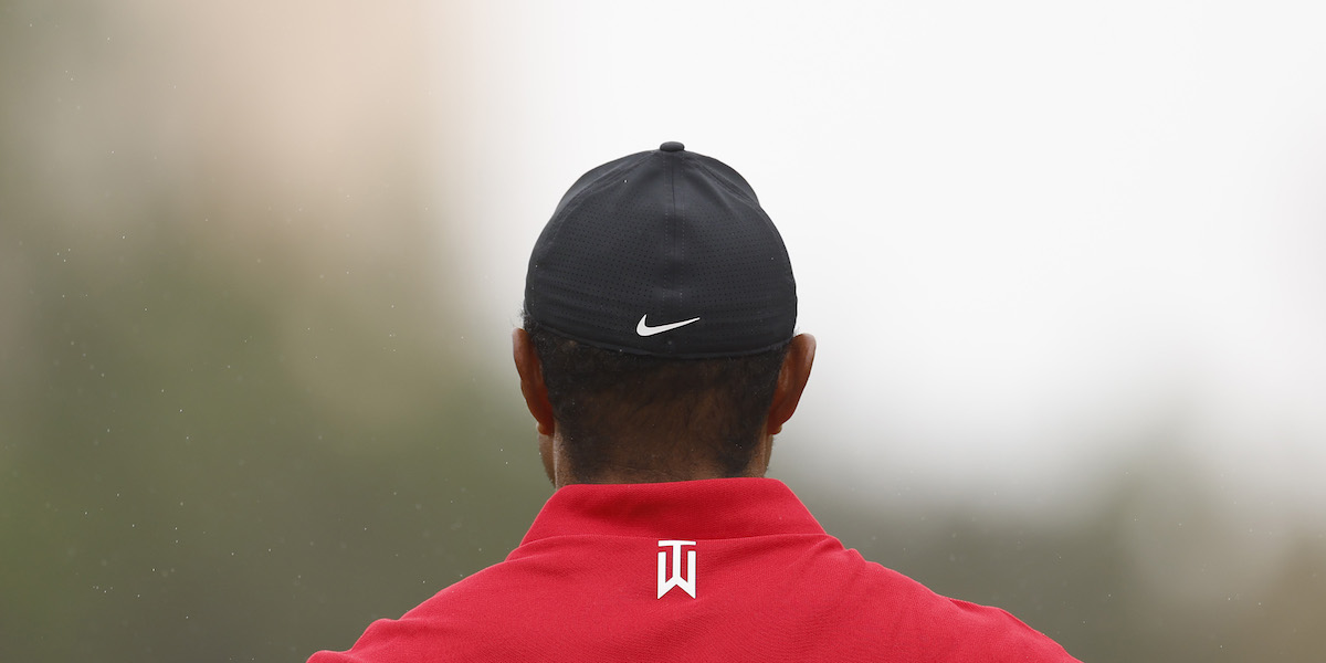 Foto di Tiger Woods di spalle con un cappellino della Nike