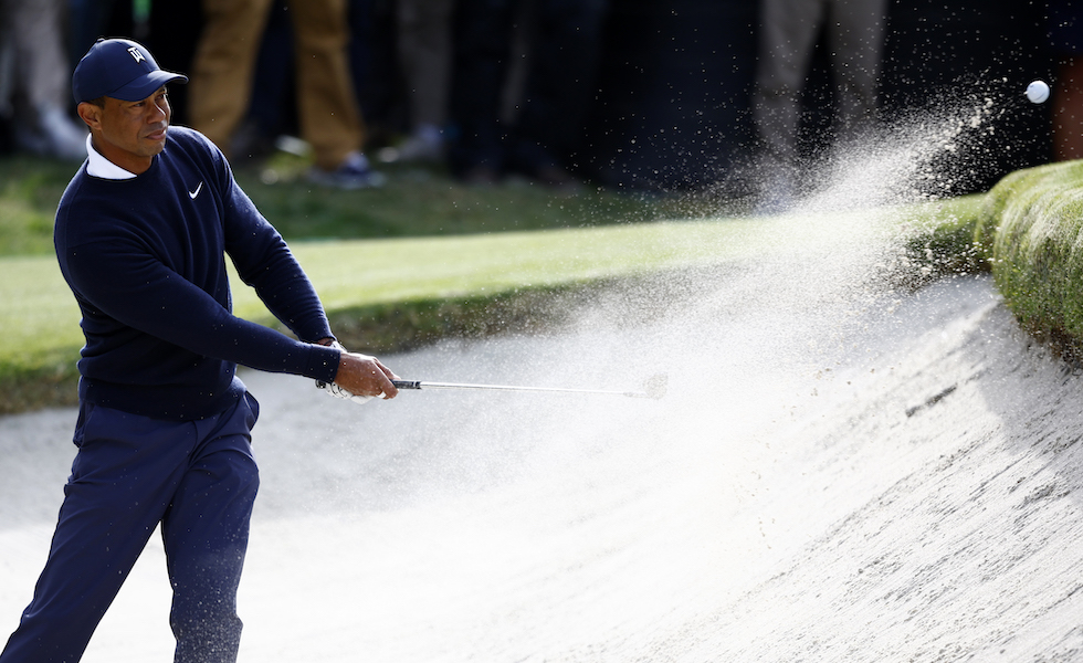 Foto di Tiger Woods che colpisce la pallina in mezzo alla sabbia