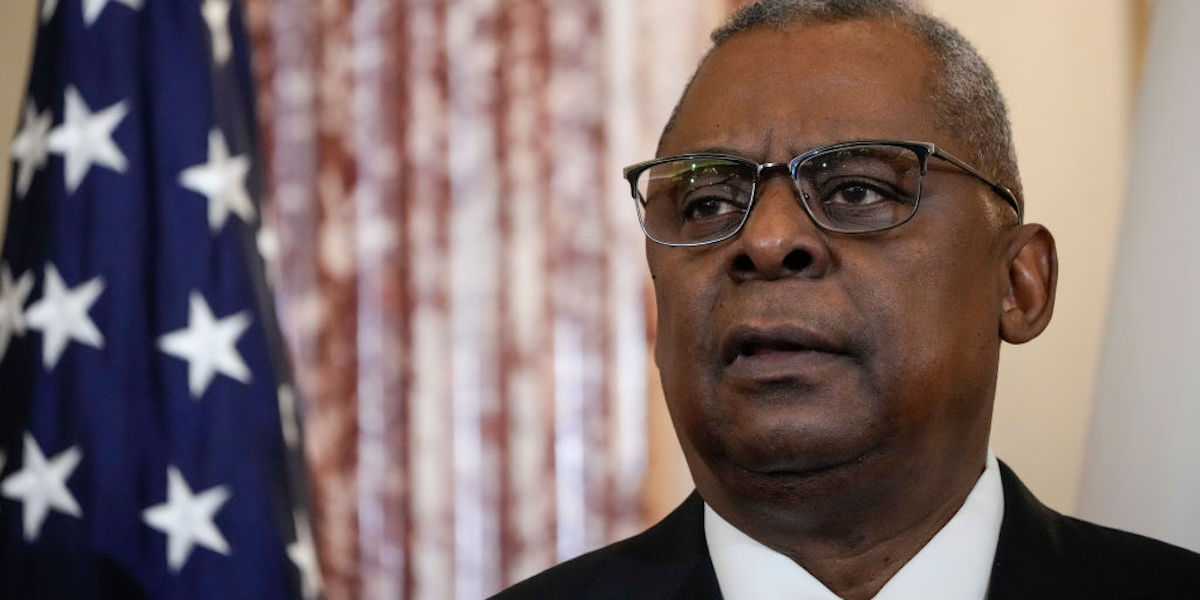 Il segretario della Difesa statunitense Lloyd J. Austin III, che aveva nascosto a Biden un ricovero in ospedale, ha un tumore