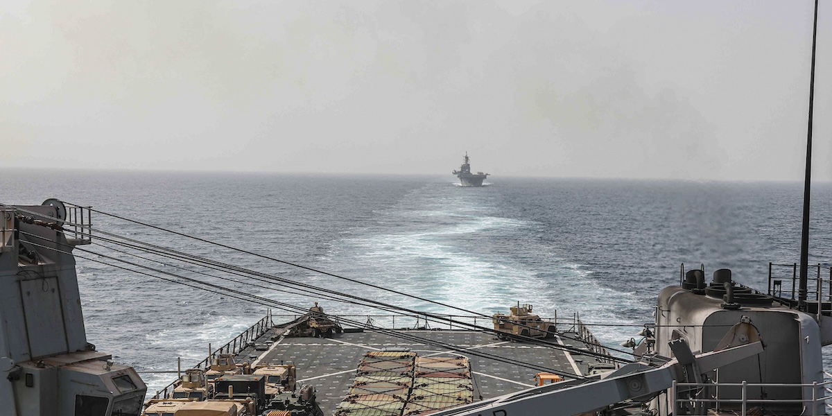 Una nave nel tratto di Mar Rosso soggetto agli attacchi, lo scorso agosto (Mass Communications Spc. 2nd Class Moises Sandoval/U.S. Navy via AP)