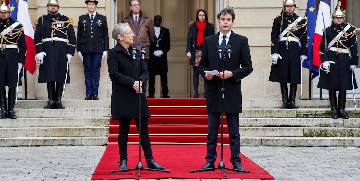 Borne e Attal durante il passaggio di consegne (Ludovic Marin, Pool via AP)