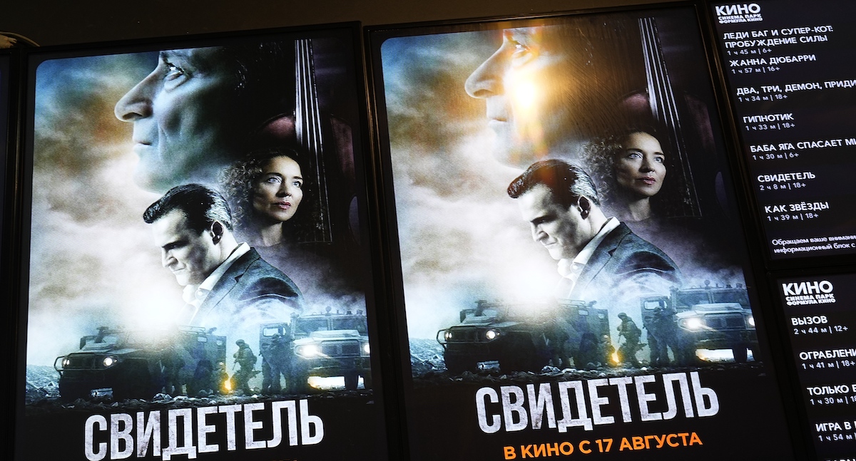 La locandina del film “Il Testimone” in un cinema di Mosca