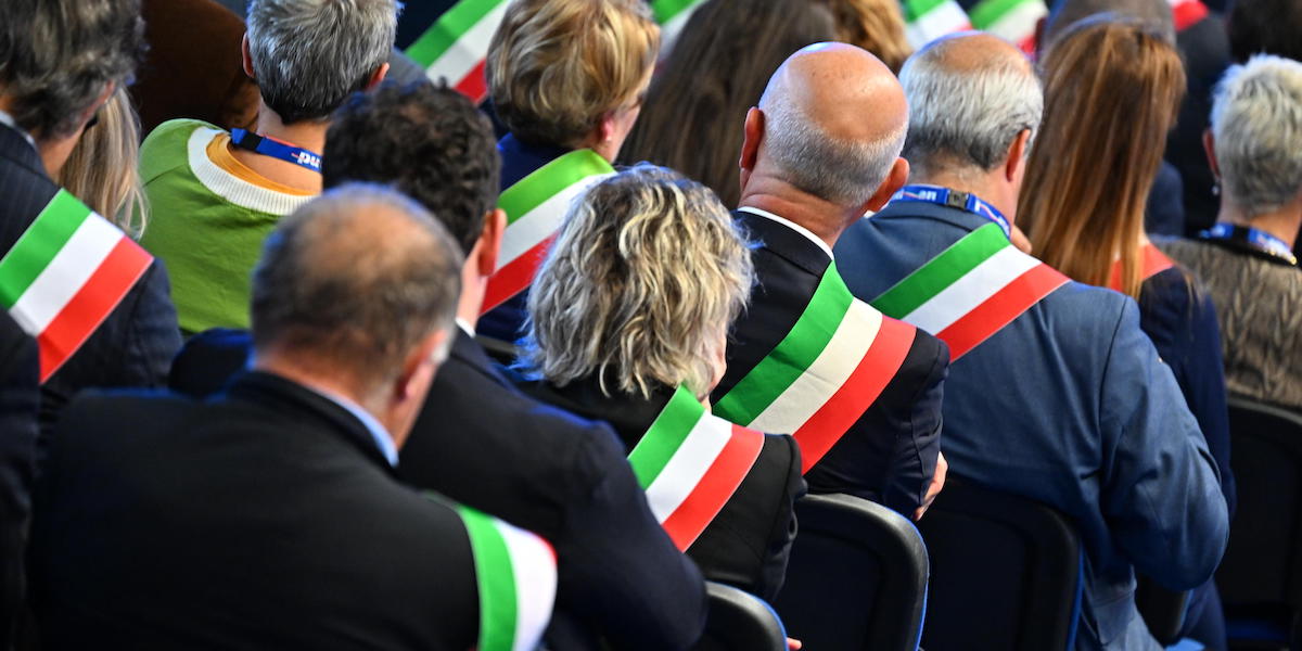 Alcuni sindaci all'assemblea dell'ANCI, l'associazione dei Comuni italiani (ANSA/LUCA ZENNARO)