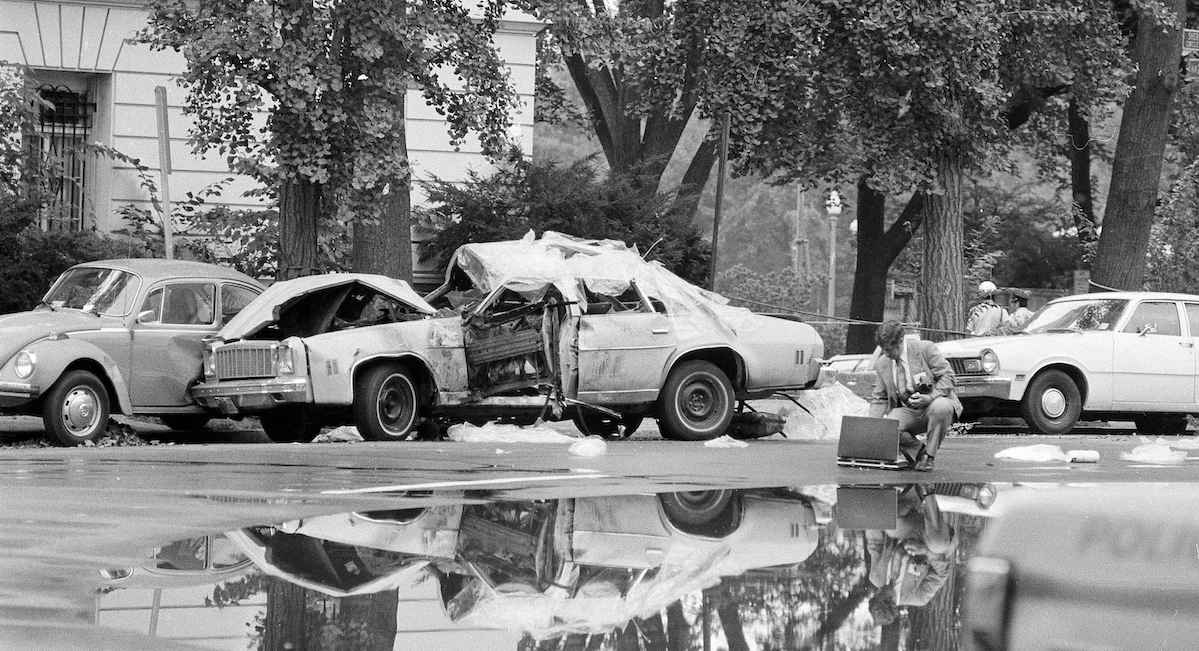 L'auto di Orlando Letelier dopo l'attentato, Washington, 21 settembre 1976 (AP Photo/Peter Bregg)