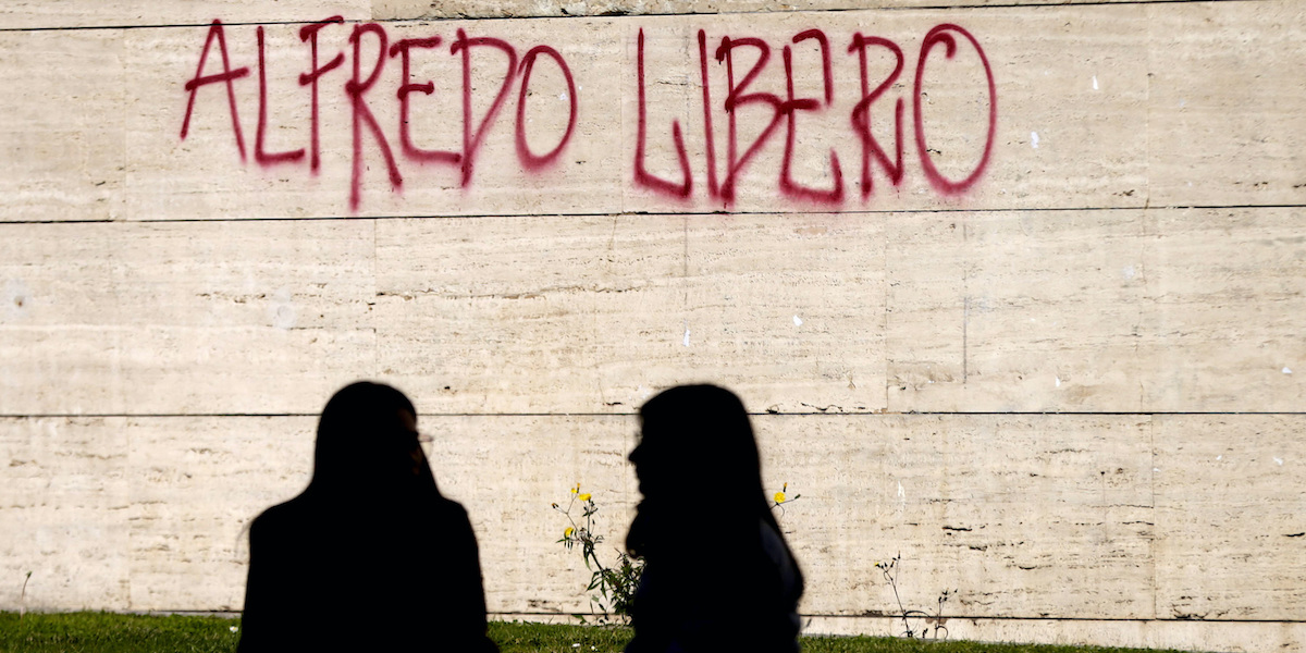Una scritta sul muro dell'università Sapienza di Roma che chiede la liberazione di Cospito