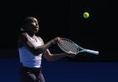La tennista statunitense Coco Gauff colpisce una pallina impugnano la racchetta al contrario mentre si allena alla Rod Laver Arena prima degli Australian Open