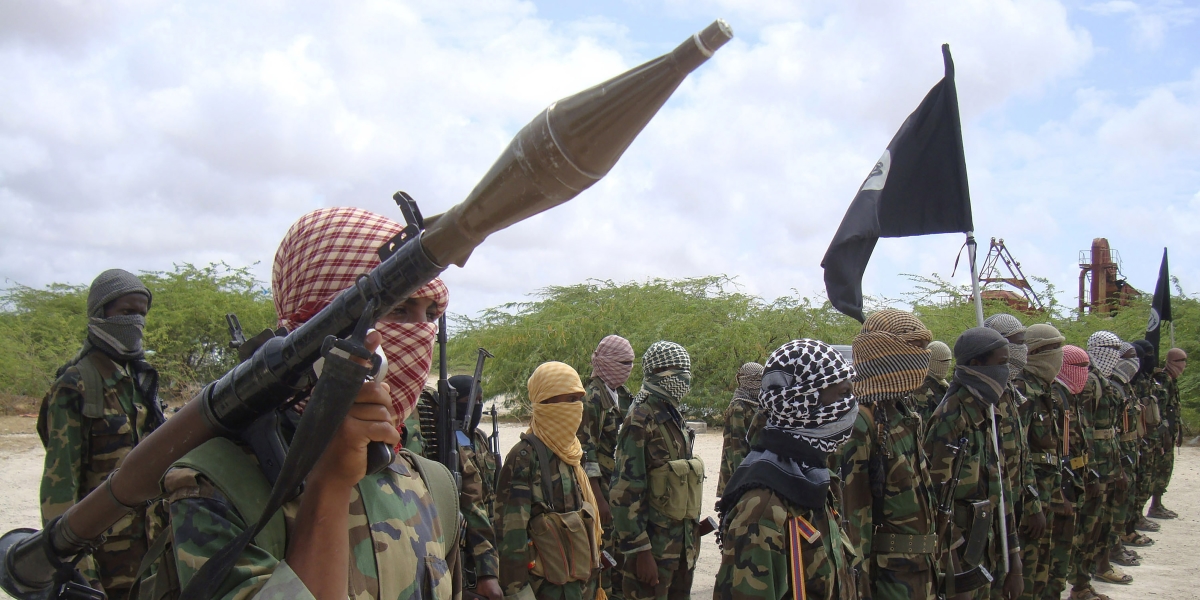 En Somalia, el grupo terrorista Al-Shabaab secuestró a la tripulación de un helicóptero de la ONU que aterrizó por un mal funcionamiento