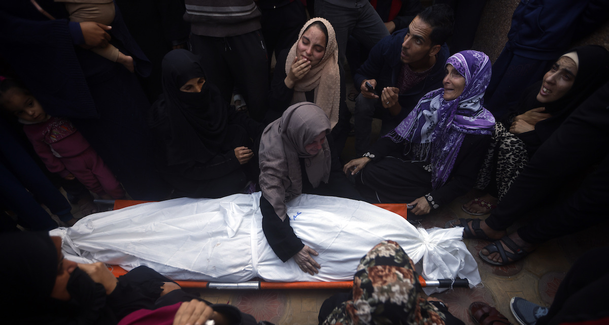 Donne palestinesi a Khan Yunis piangono un parente ucciso in un bombardamento israeliano