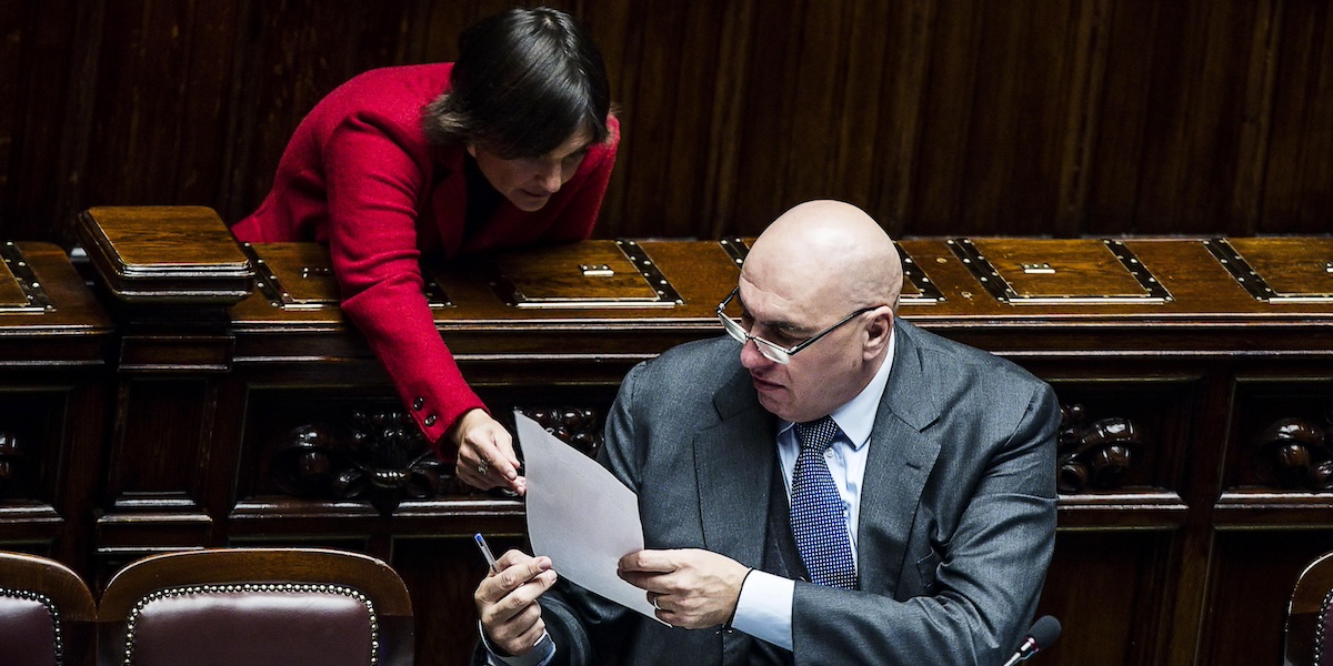 Il ministro alla Difesa, Guido Crosetto, con la capogruppo del PD alla Camera, Debora Serracchiani, il 13 dicembre del 2022 (ANSA/ANGELO CARCONI)