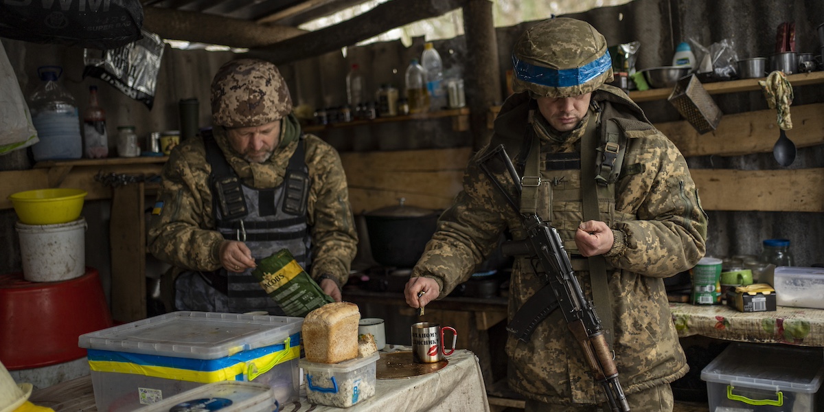 Due soldati ucraini in pausa nella regione di Sumy, in Ucraina, a novembre 2023 (AP Photo / Hanna Arhirova)