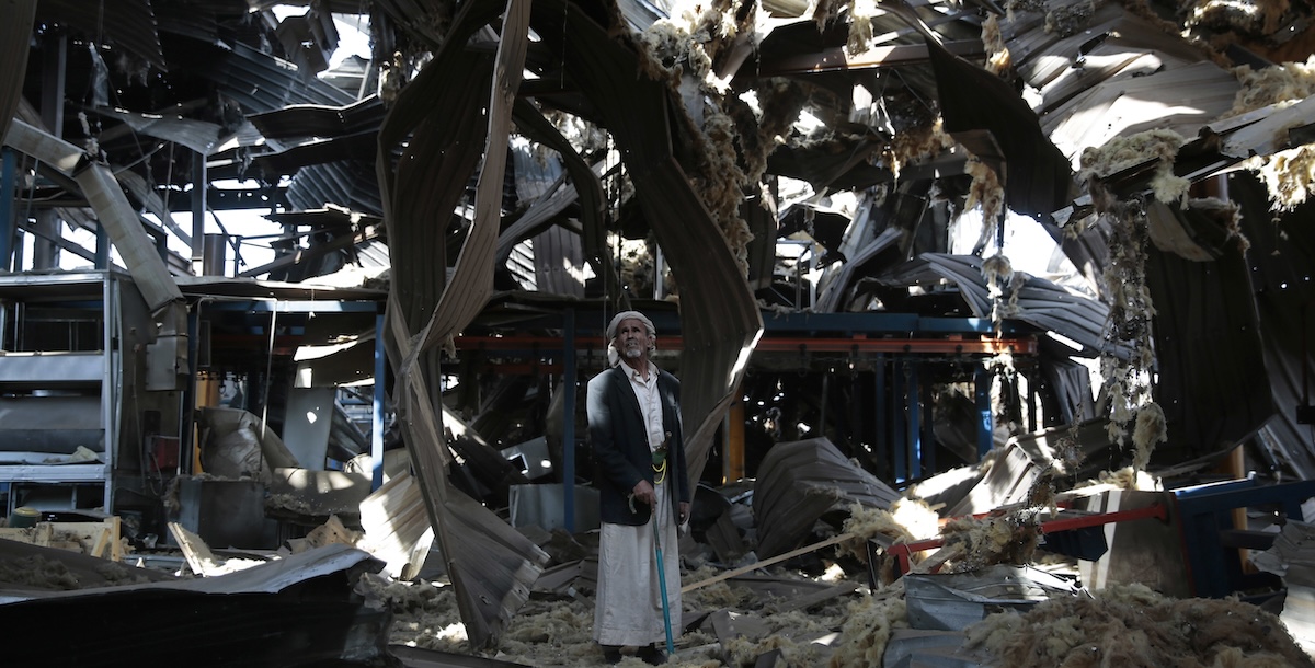 Un uomo dopo un bombardamento saudita a Sana'a, in Yemen, nel 2016 (AP Photo/Hani Mohammed)