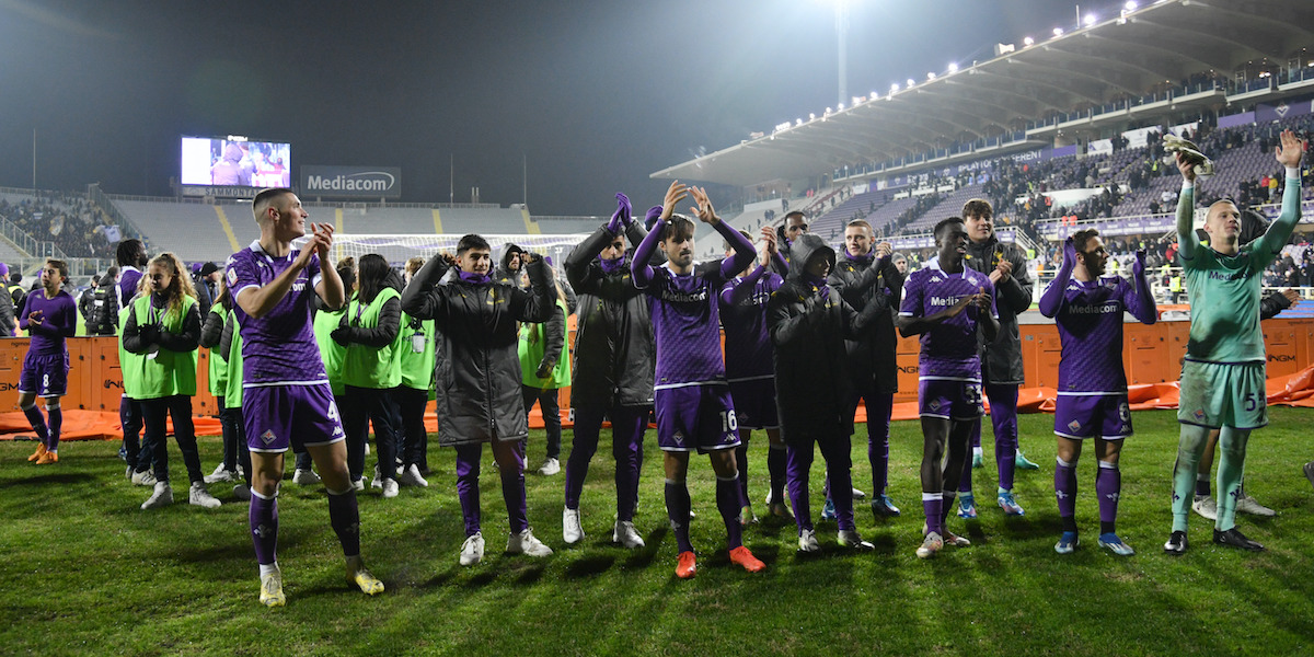 I giocatori della Fiorentina festeggiano dopo una vittoria allo stadio Artemio Franchi di Firenze