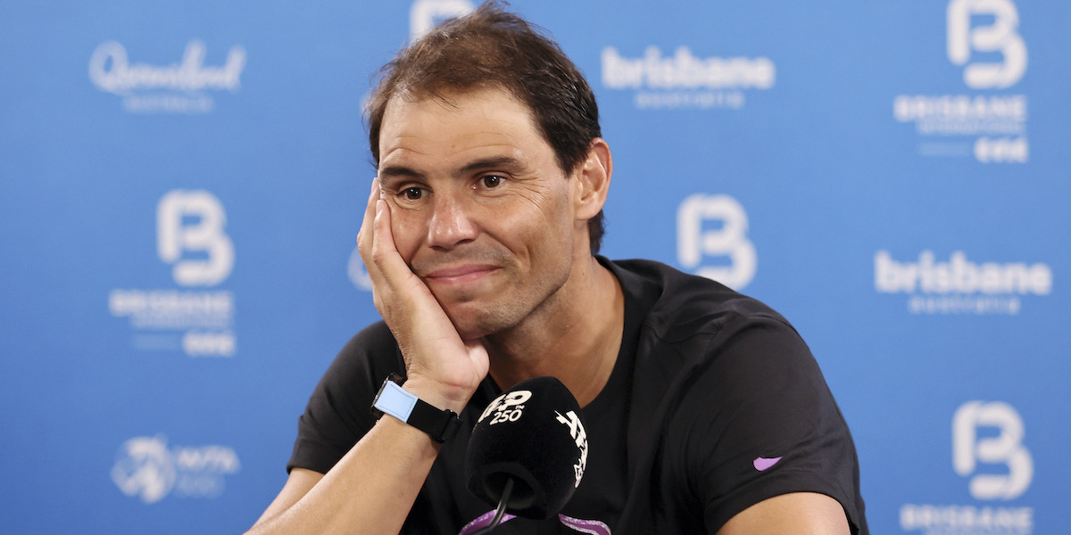 Il tennista spagnolo Rafael Nadal durante una conferenza stampa, annoiato (AP Photo/Tertius Pickard)