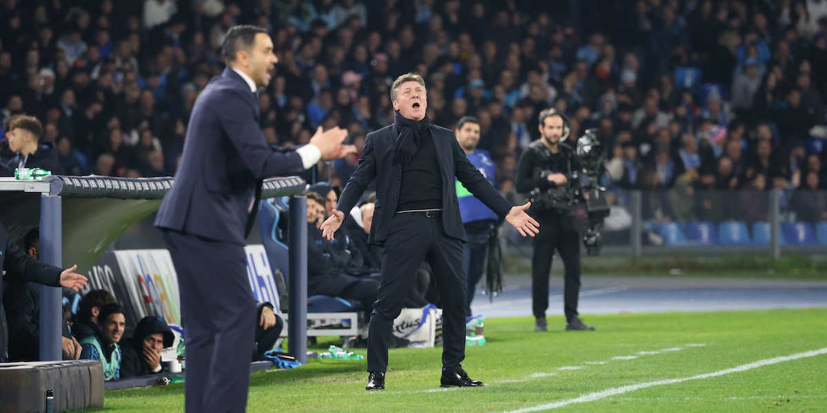 L'allenatore del Napoli Walter Mazzarri, disperato, e quello del Monza Raffaele Palladino, mentre rassicura i suoi giocatori (Fabio Sasso/ZUMA Press Wire)