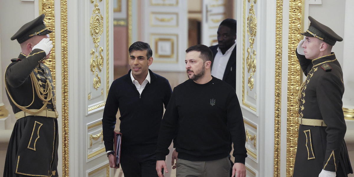 Il primo ministro britannico Rishi Sunak e il presidente ucraino Volodymyr Zelensky 

(EPA/OLEG PETRASYUK)