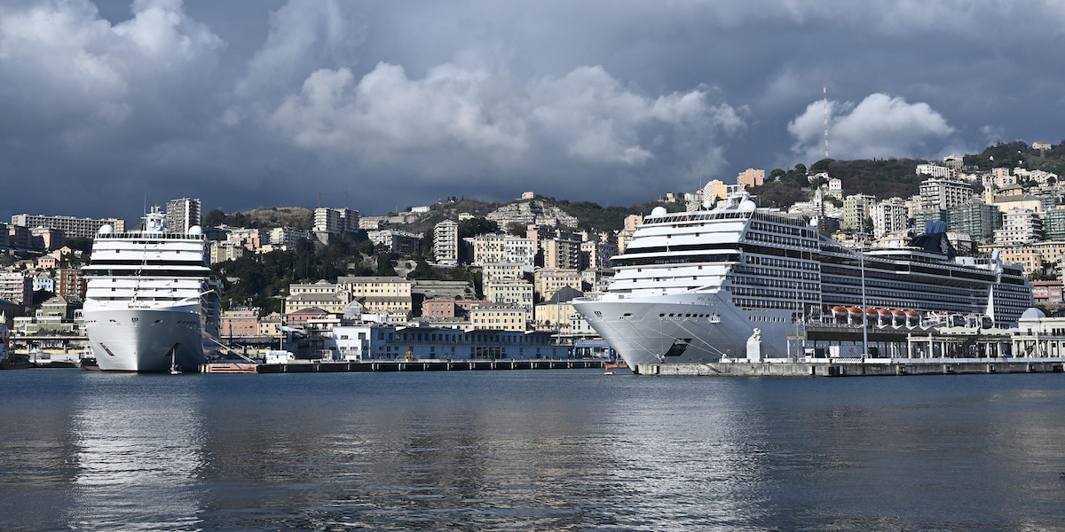 Le navi Msc Poesia e Msc Magnifica partono contemporaneamente dal porto di Genova per un giro del mondo in 120 giorni, cinque continenti, 33 paesi e 53 destinazioni turistiche. Genova, 5 gennaio 2023. (Ansa/Luca Zennaro)