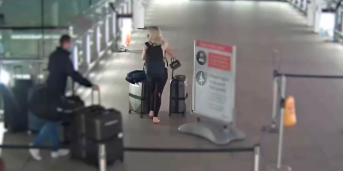 Una dei corrieri in un’immagine tratta da un video del circuito di sicurezza interno dell’aeroporto di Heathrow, diffusa dalla NCA