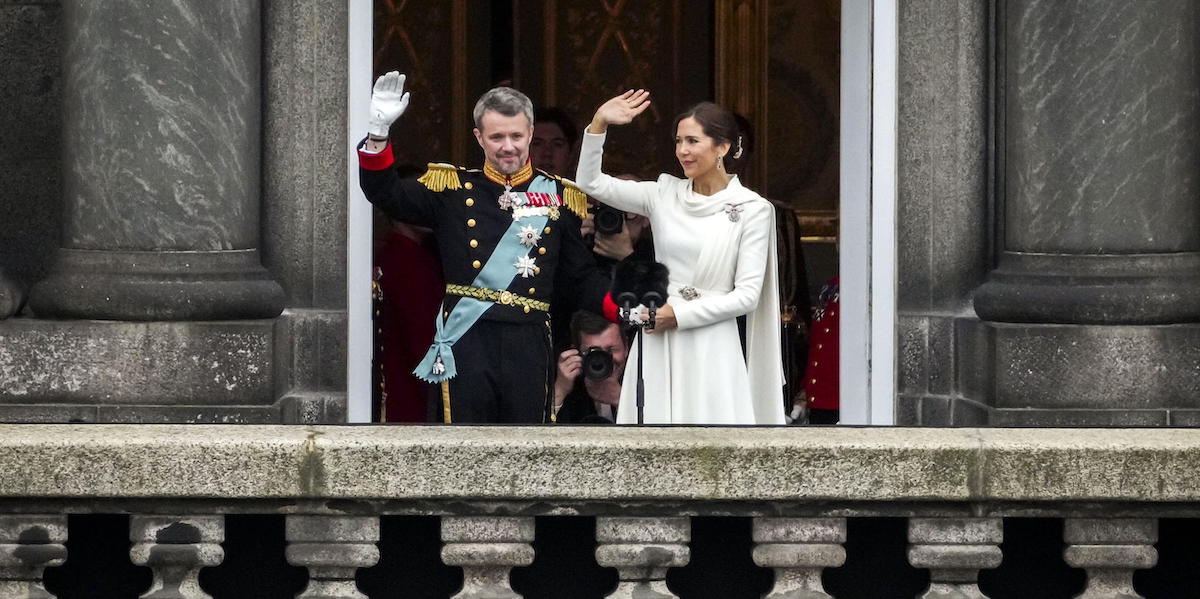foto di Frederik decimo affacciato al balcone in divisa, con la regina consorte Mary Donaldson