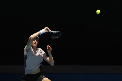 Foto di Jannik Sinner che colpisce un dritto
