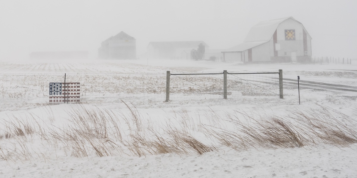 Una fattoria innevata a Galva, in Iowa, il 13 gennaio 2024 (AP Photo/Carolyn Kaster)