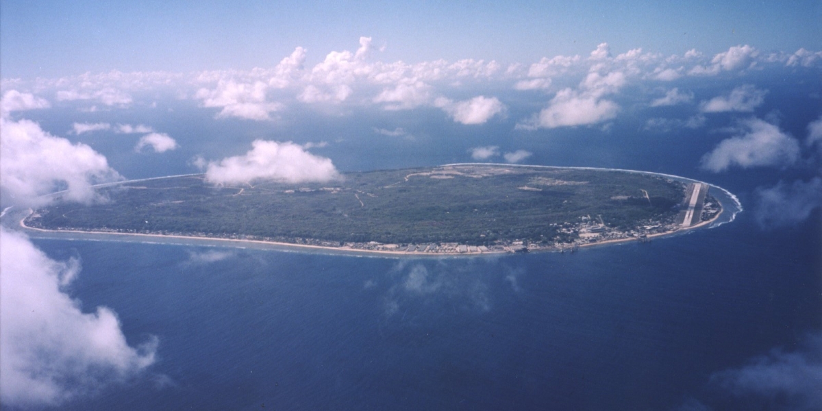 L'intero stato di Nauru, in una foto aerea (U.S. Department of Energy's Atmospheric Radiation Measurement Program/Wikimedia)