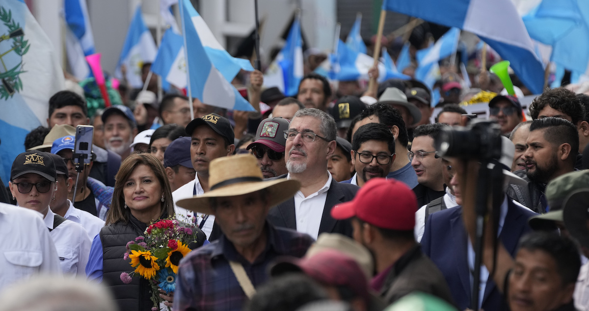 Bernardo Arévalo, al centro, durante una manifestazione di suoi sostenitori