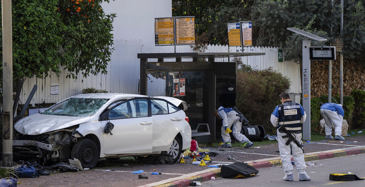 La scena dell'attentato (AP Photo/Oded Balilty)