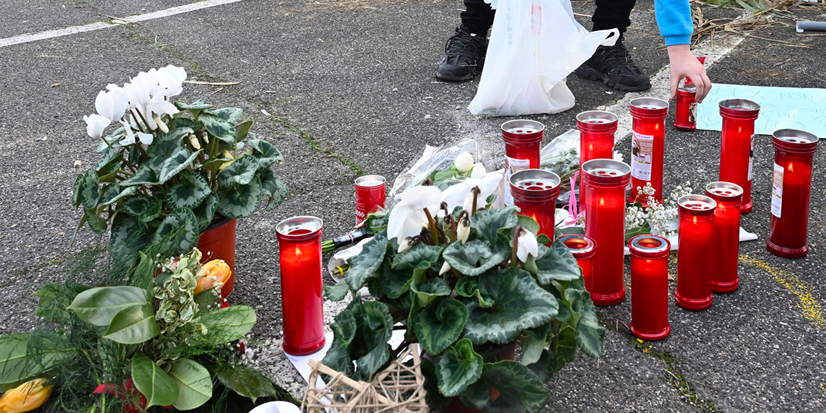 Candele e fiori nel luogo dove è stato ucciso Alexandru Ivan (ANSA/CLAUDIO PERI)