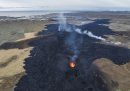 La lava diffusa dall'eruzione di Grindavík in via di raffreddamento, dall'alto