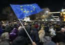 Un manifestante sventola una bandiera dell'UE durante una manifestazione contro il presidente Aleksandar Vucic, il cui partito è accusato di aver falsificato i risultati delle elezioni parlamentari e locali del 17 dicembre (AP/Darko Vojinovic)