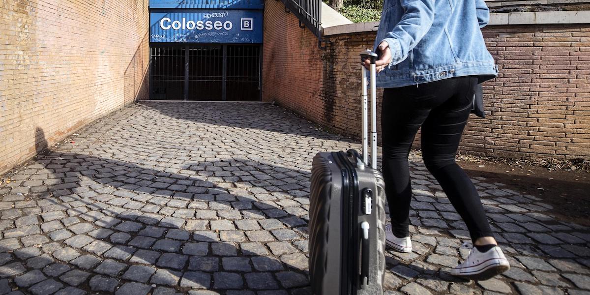 Un ingresso della metro Colosseo a Roma (ANSA/ANGELO CARCONI)