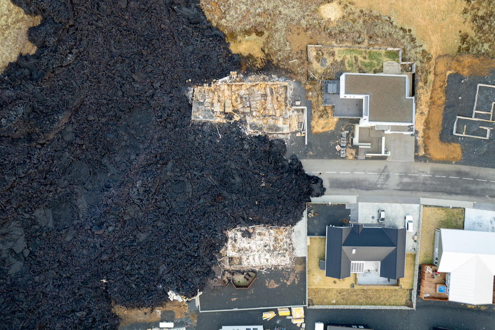 Fotografia dall'alto che mostra il particolare delle case distrutte dalla lava a Grindavík