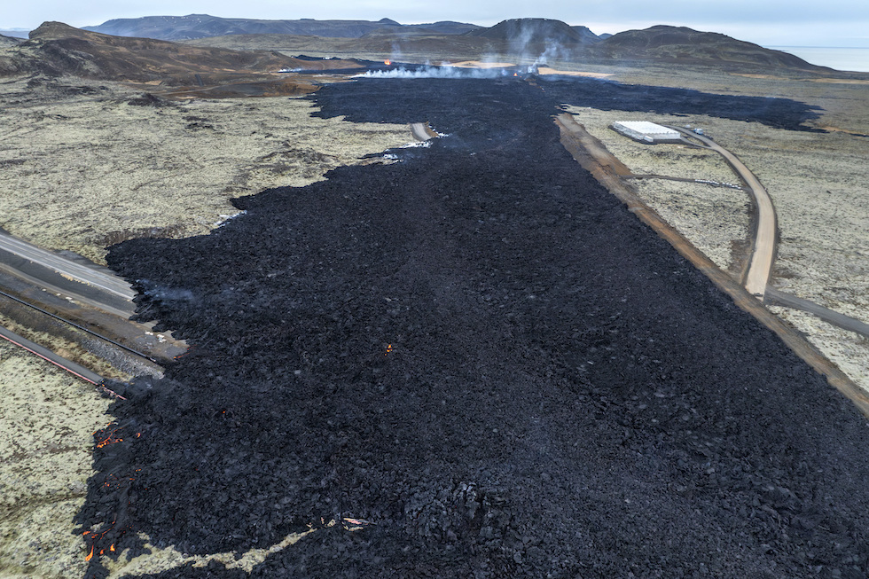 La lava diffusa dall'eruzione di Grindavík in via di raffreddamento, dall'alto