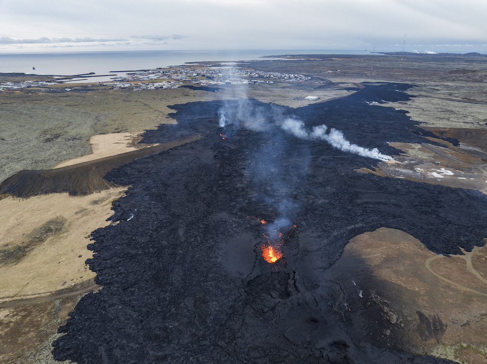 La lava diffusa dall'eruzione di Grindavík in via di raffreddamento, dall'alto