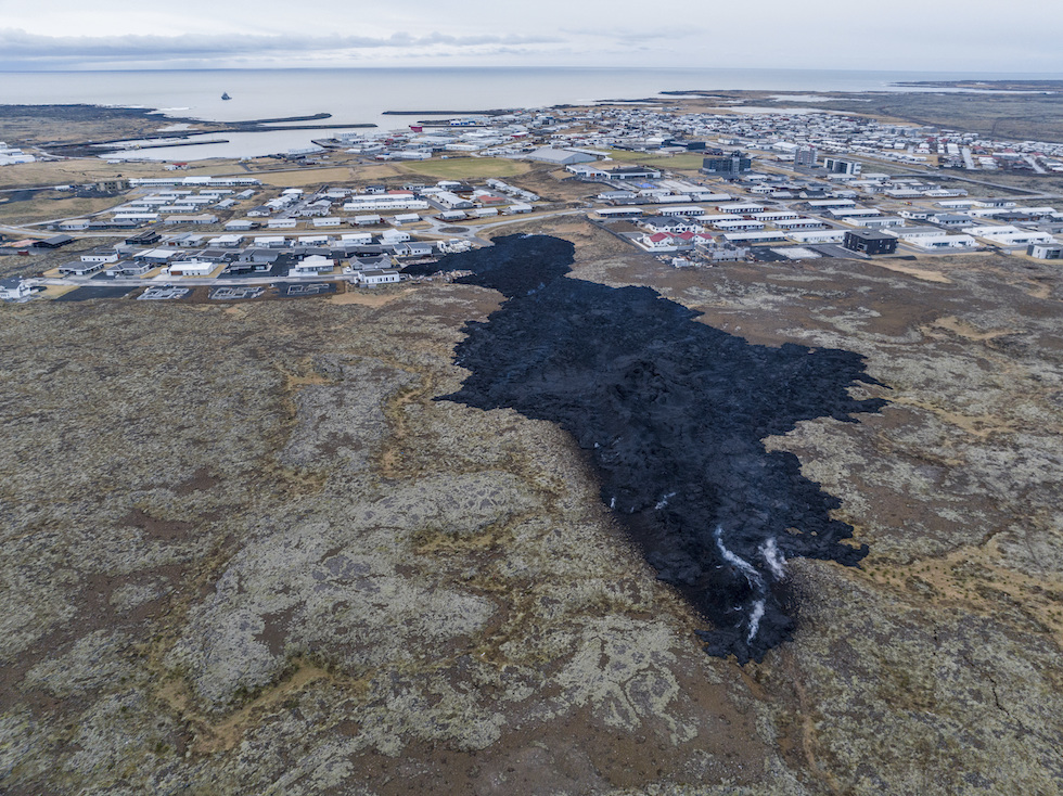 La lava diffusa dall'eruzione di Grindavík in via di raffreddamento, dall'alto