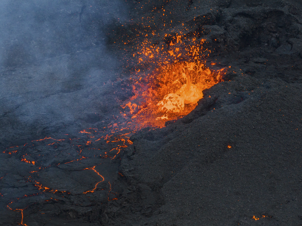 Fotografia ravvicinata di una fontana di lava