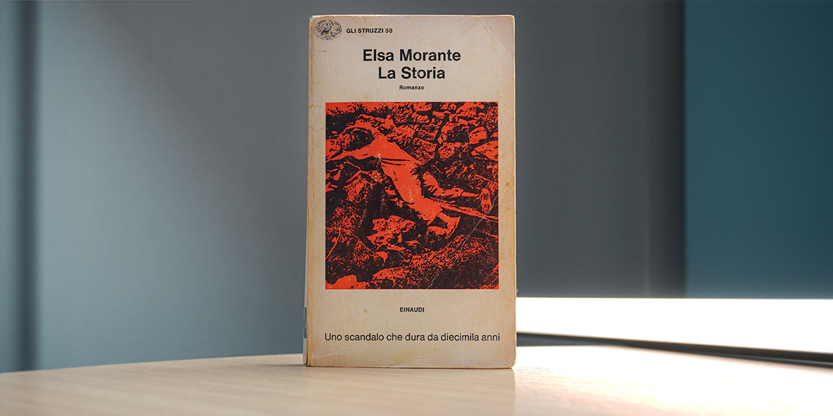Una copia di La Storia di Elsa Morante nell'edizione economica nella collana Gli Struzzi di Einaudi (il Post)