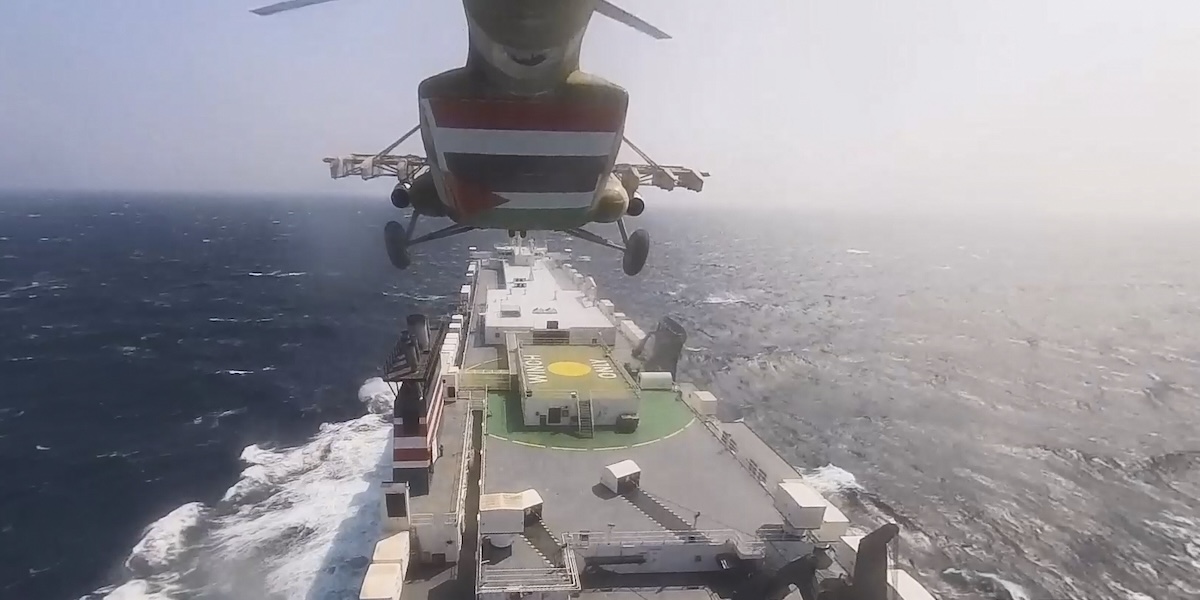 Un elicottero degli Houthi su una nave in transito nel Mar Rosso, a novembre (Houthi Media Center via AP)