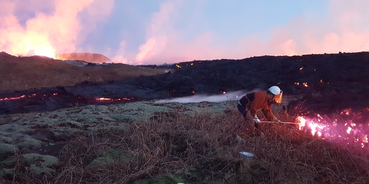 Il prelievo di un campione di lava dall'eruzione islandese