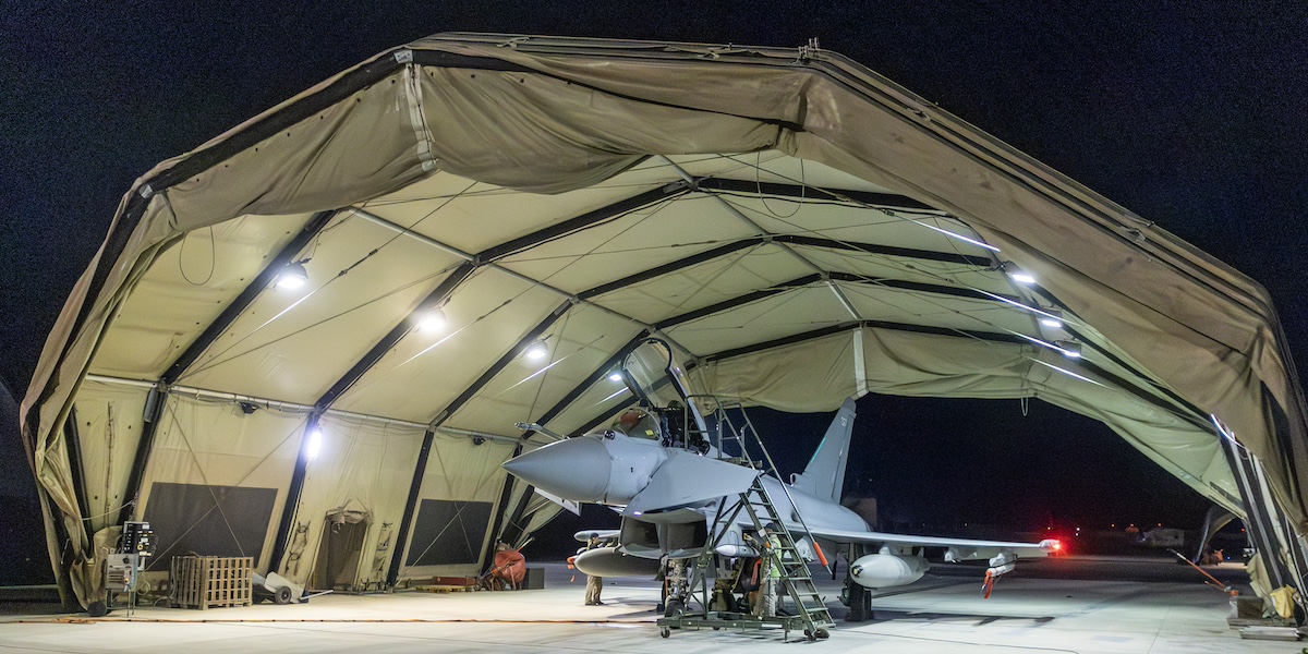 Un Typhoon dell'aeronautica britannica che ha partecipato al primo attacco contro i ribelli