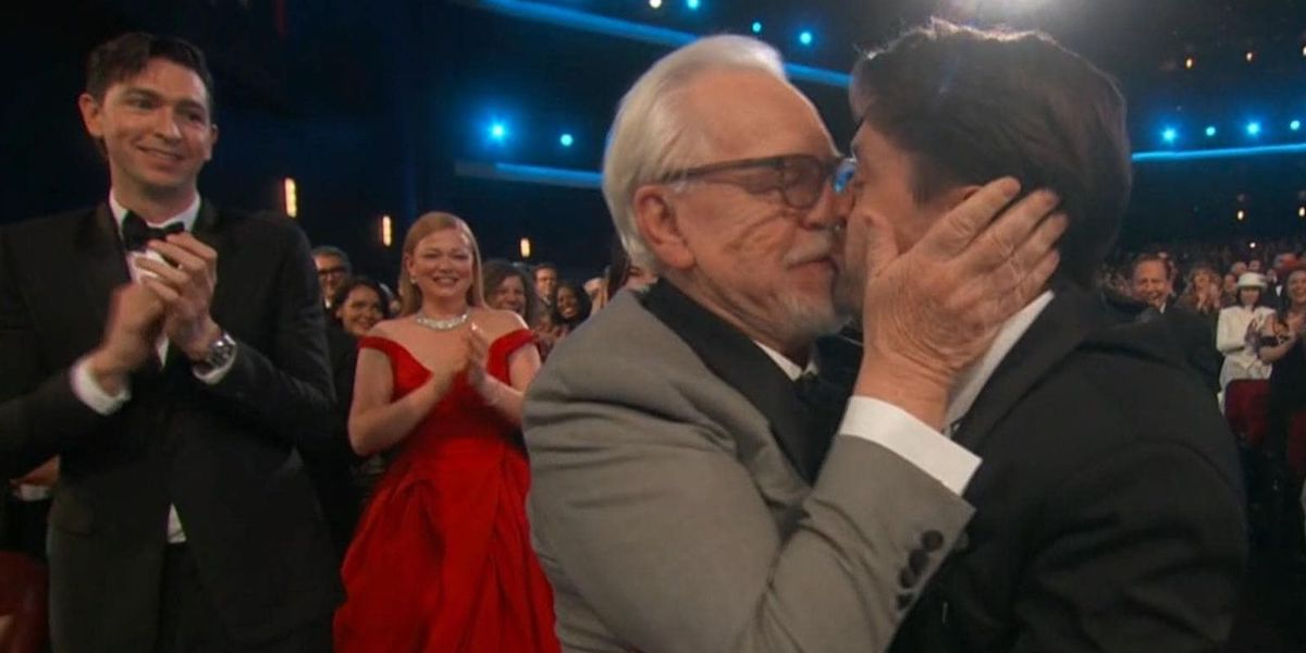 Il bacio tra Brian Cox e Kieran Culkin durante l'ultima edizione degli Emmy (Fox)
